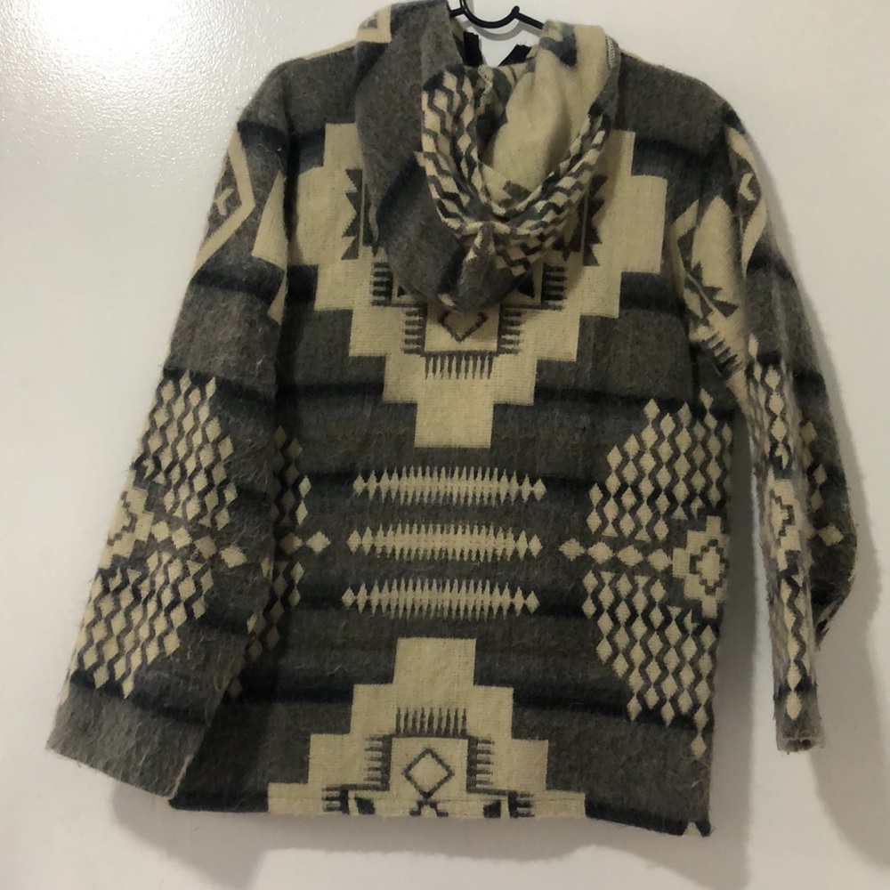 Ecuadorian pattern sweater - Picture 2 of 2